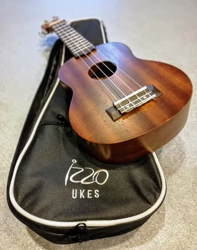 Ukelele Soprano Sapele Con Funda Izzo 200st - Image 2